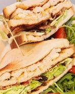 Клубный сэндвич с куриным филе, яйцом и беконом