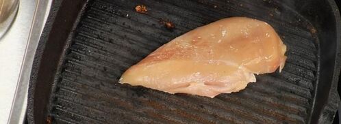 клубный сэндвич с куриным филе, яйцом и беконом. Шаг 4