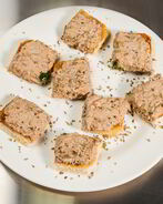 Открытый сэндвич с тунцом