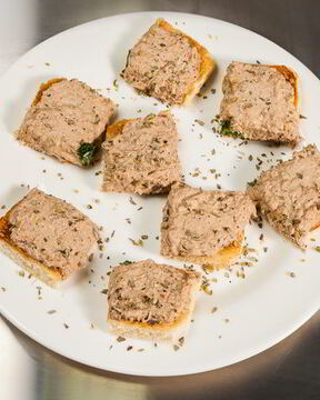 Открытый сэндвич с тунцом