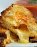 Поджаристые сырные сэндвичи