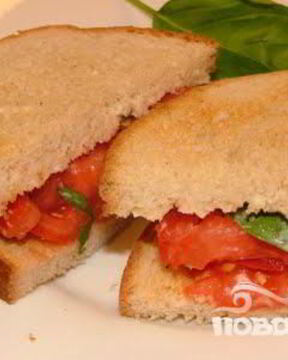 Румяный сэндвич с помидором