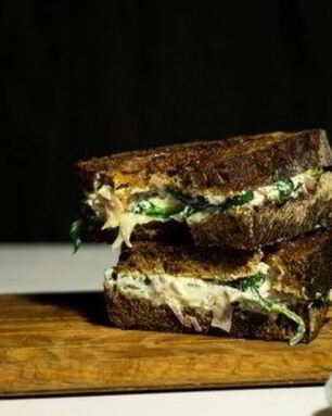 Сэндвич-гриль со шпинатом и фетой