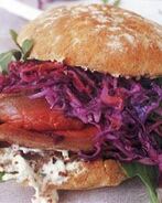 Сэндвич из ростбифа с капустно-свекольным салатом