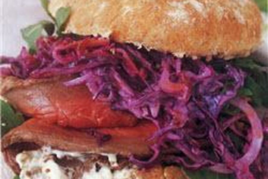 Рецепт сэндвича из ростбифа с капустно-свекольным салатом