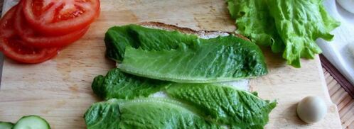 сэндвич по-деревенски с бужениной, перепелиным яйцом, овощами и салатом. Шаг 3