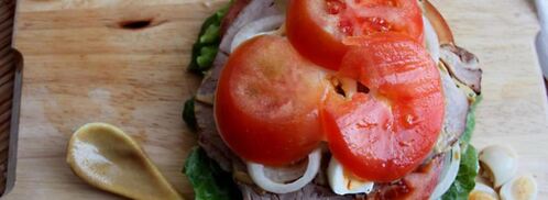 сэндвич по-деревенски с бужениной, перепелиным яйцом, овощами и салатом. Шаг 7