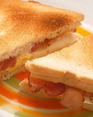 Сэндвич с беконом и яйцом