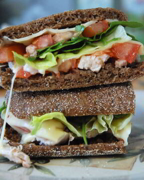 Сэндвич с индейкой, сыром и рукколой