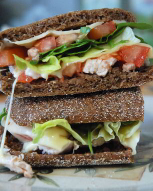 Сэндвич с индейкой, сыром и рукколой