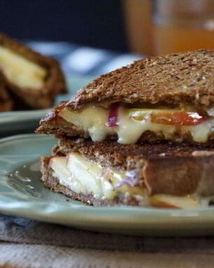 Сэндвич с сыром, яблоком и луком