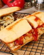 Сэндвичи на гриле с говядиной, ветчиной и сыром