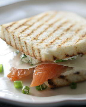 Сэндвичи с семгой и сливочным сыром