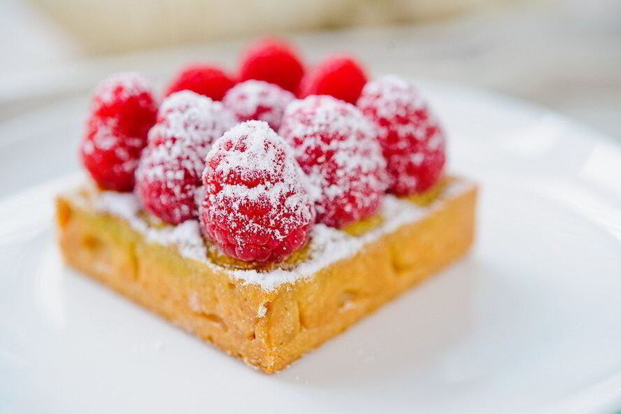 Рецепт тарталетки с малиной и фисташковым фланом