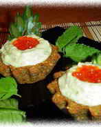 Тарталетки из ржаного хлеба с кремом из авокадо с сельдью