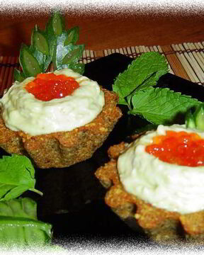 Тарталетки из ржаного хлеба с кремом из авокадо с сельдью