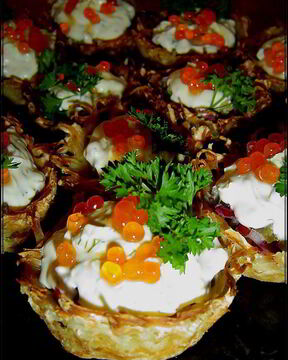 Тарталетки картофельные с селедкой и икрой