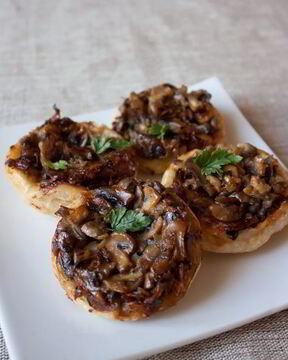 Тарталетки-перевертыши с шампиньонами