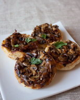 Тарталетки-перевертыши с шампиньонами