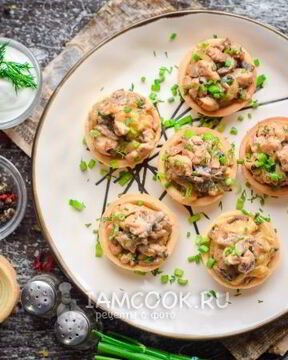 Тарталетки с грибами, курицей и сливками