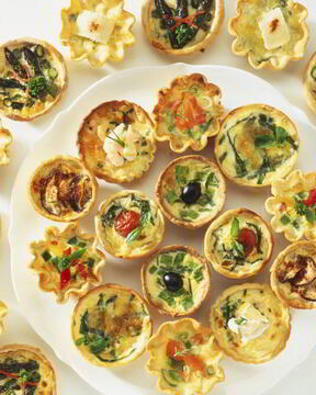 Тарталетки с икрой и зеленью