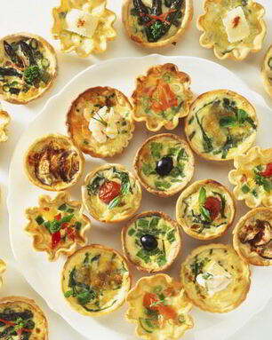 Тарталетки с икрой и зеленью