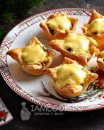 Тарталетки с курицей, грибами и сыром