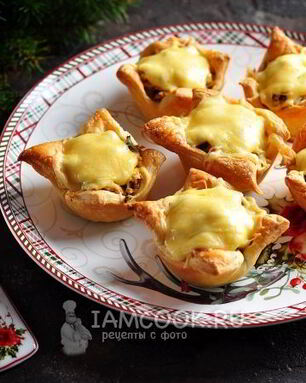 Тарталетки с курицей, грибами и сыром