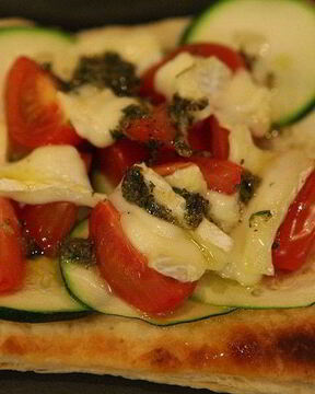 Тарталетки с цукини, помидорами и сыром бри