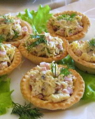 Тарталетки с ветчиной и помидорами