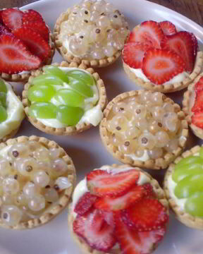 Тарталетки со сладким кремом и ягодами