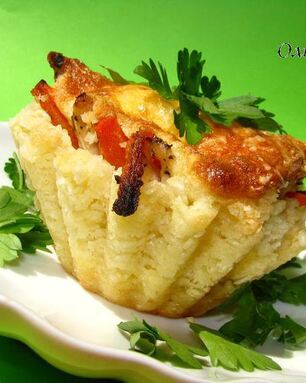 Закусочные рисовые тарталетки с запеченными овощами и куриным филе под сыром