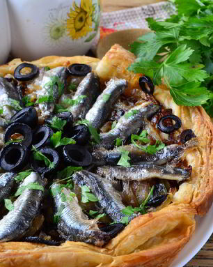 Луковый тарт с малосольной килькой