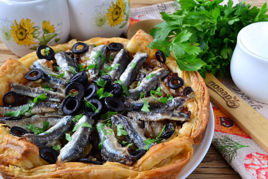 Рецепт лукового тарта с малосольной килькой