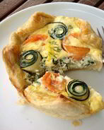 Маленькие тарты с лососем и цукини розами