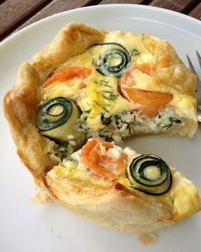 Маленькие тарты с лососем и цукини розами