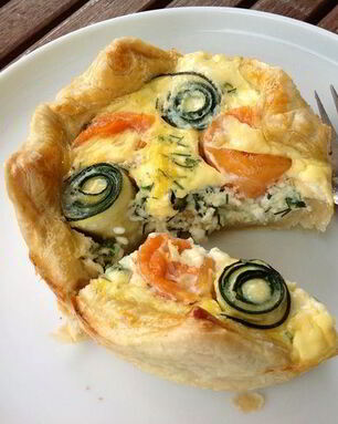 Маленькие тарты с лососем и цукини розами