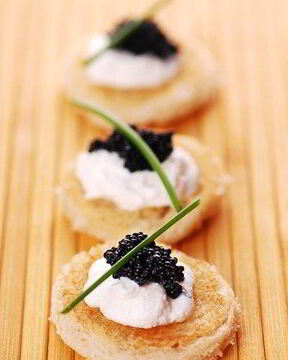 Новогодние тартинки с икрой
