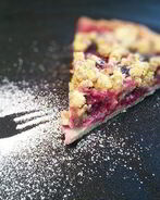 Сливовый тарт с фисташковым штрейзелем