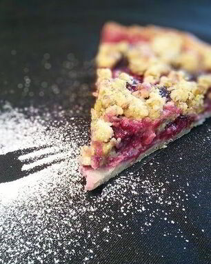 Сливовый тарт с фисташковым штрейзелем