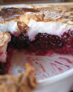 Слоеный мини-тарт с ежевикой и шапкой из запеченного белкового крема