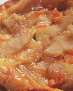 Тарт с карамелизованными фруктами на сметанном тесте