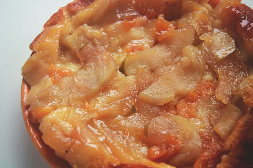 Рецепт тарта с карамелизованными фруктами на сметанном тесте