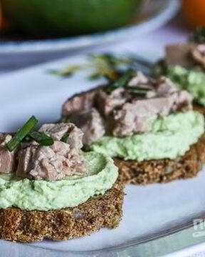 Тартинки с авокадо и печенью трески