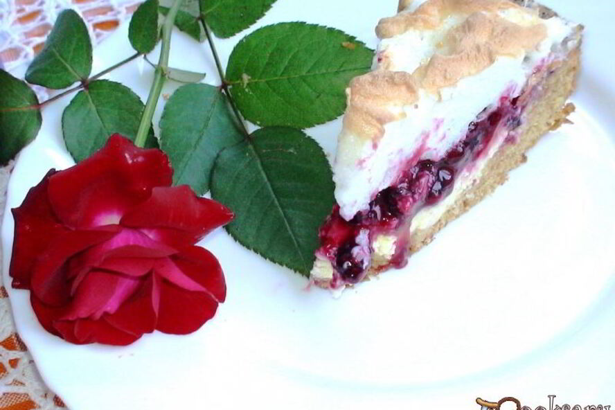 Рецепт творожного тарта со смородиной и мягкой меренгой