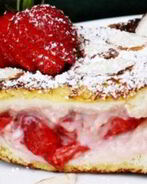 Французские тосты с начинкой из сливочного сыра и клубники