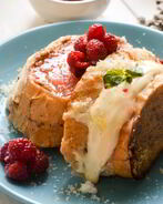 Французские тосты с начинкой из сливочного сыра и малины