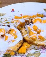 Французские тосты с ванильным йогуртом и манго