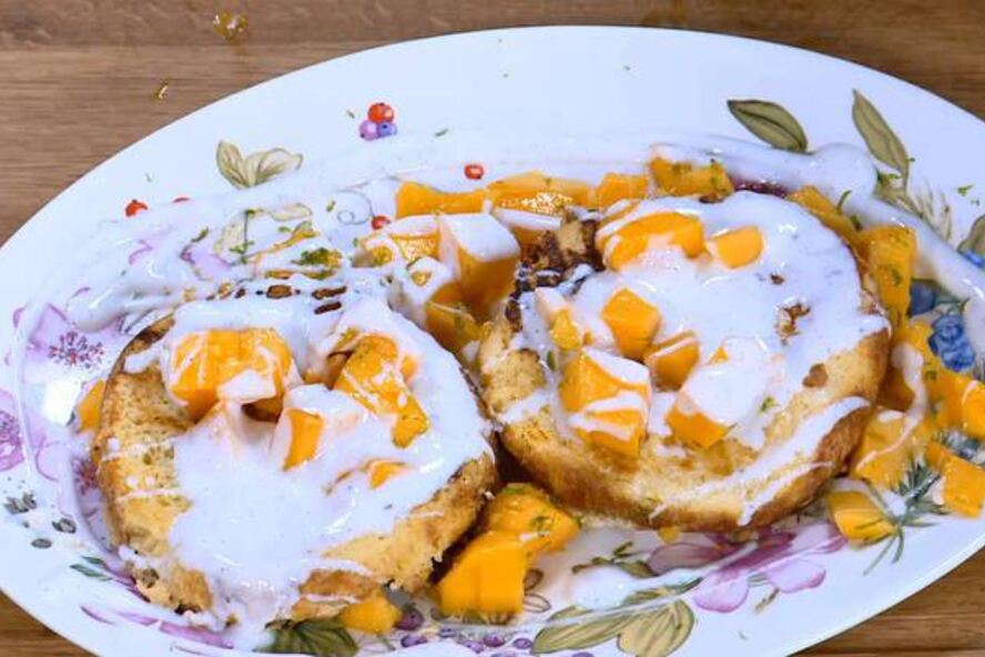 Рецепт французских тостов с ванильным йогуртом и манго