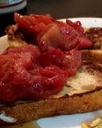 Французские тосты с яблоками и сливами